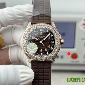 Patek Philippe Aquanaut Replica Watches 35.6mm Womens Black Dial Rubber Strap 1:1 Clone Watch