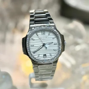 Patek Philippe Nautilus Replica Watches 35mm Womens Silver Dial Metal Bracelet 1:1 Clone Watch