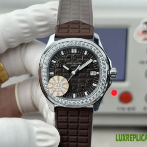 Patek Philippe Aquanaut Replica Watches 35.6mm Mens Black Dial Rubber Strap 1:1 Clone Watch