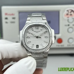 Patek Philippe Nautilus Replica Watches 35mm Womens Diamond Dial Metal Bracelet 1:1 Clone Watch